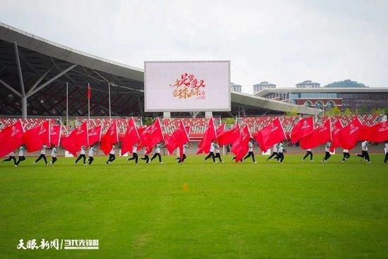 布莱克确认，影片一定会是R级，布莱克与弗莱德;戴克尔同为本片编剧，重启版《铁血战士》将是自1987年州长施瓦辛格的《铁血战士》、1990年的《铁血战士2》、2010年的《铁血战士》之后，官方承认的第四部作品